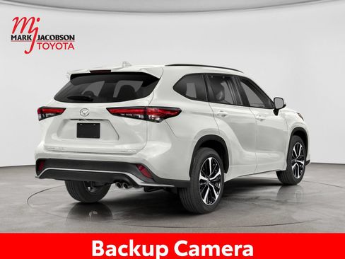 Used 2021 Toyota Highlander XSE FWD image 3