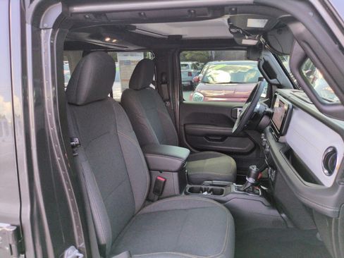 Used 2025 Jeep Wrangler Unlimited Sahara AWD/4WD image 25