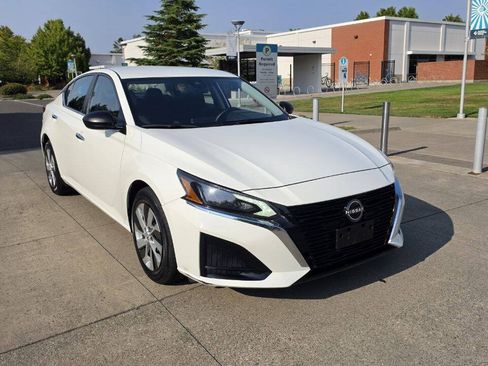 Used 2024 Nissan Altima 2.5 S FWD image 3