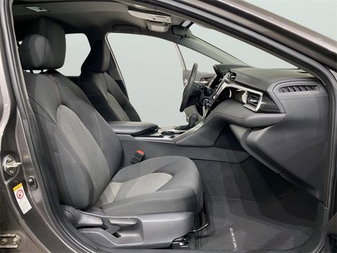 Used 2018 Toyota Camry LE image 11