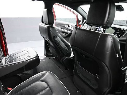 Used 2025 Chrysler Pacifica Limited FWD image 15