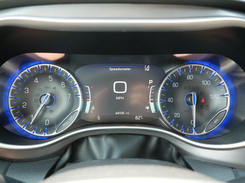 Used 2023 Chrysler Pacifica Touring-L FWD image 17