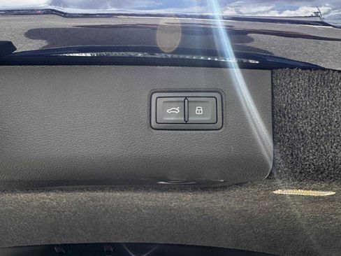 Used 2023 Bentley Bentayga Extended Wheelbase image 79