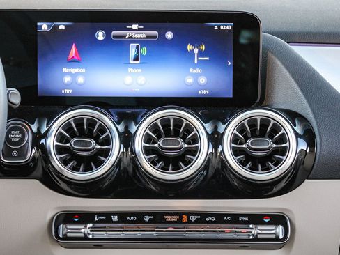 Certified 2025 Mercedes-Benz GLA 250 4MATIC image 15