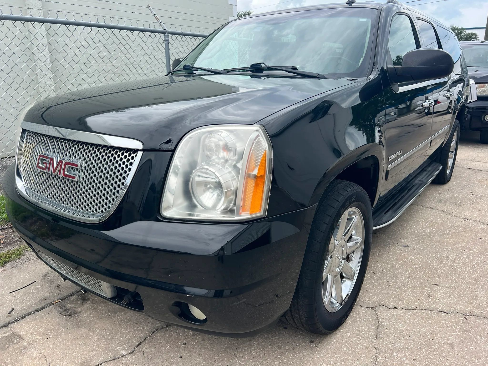 Used 2011 GMC Yukon XL Denali AWD/4WD image 1