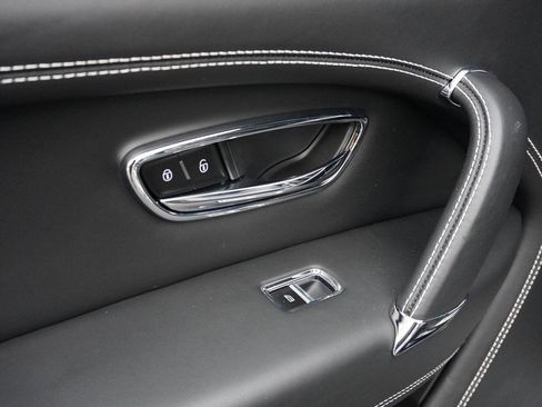 Used 2019 Bentley Bentayga V8 image 39