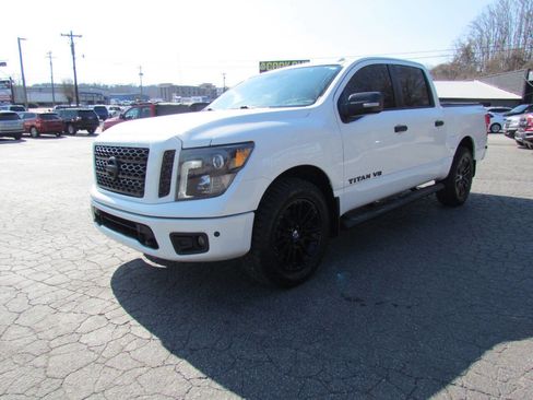Used 2018 Nissan Titan SV w/ SV Convenience Package image 3