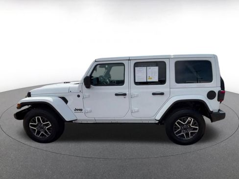 Used 2025 Jeep Wrangler Unlimited Sahara AWD/4WD image 9
