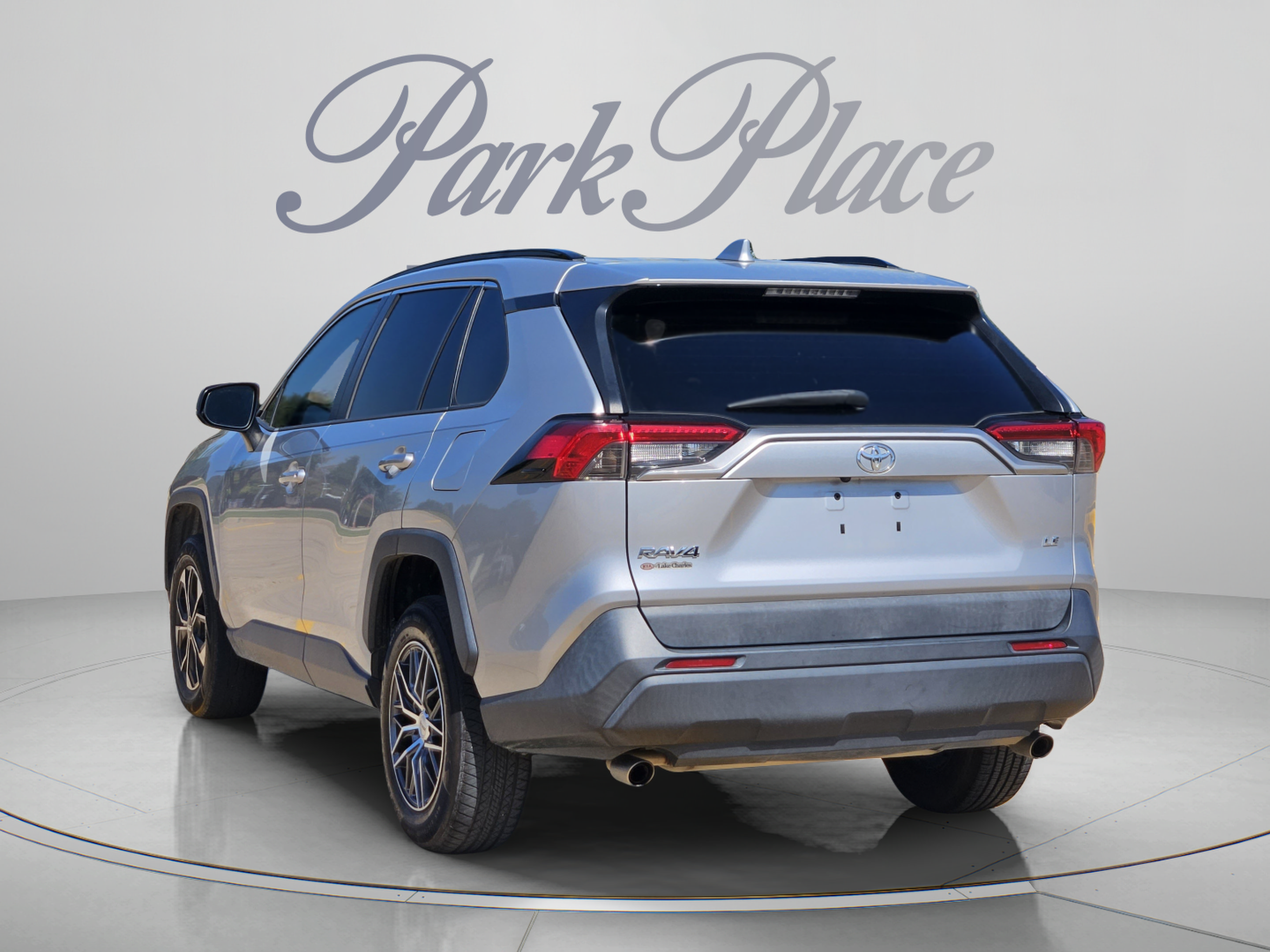 Used 2019 Toyota RAV4 LE FWD image 3