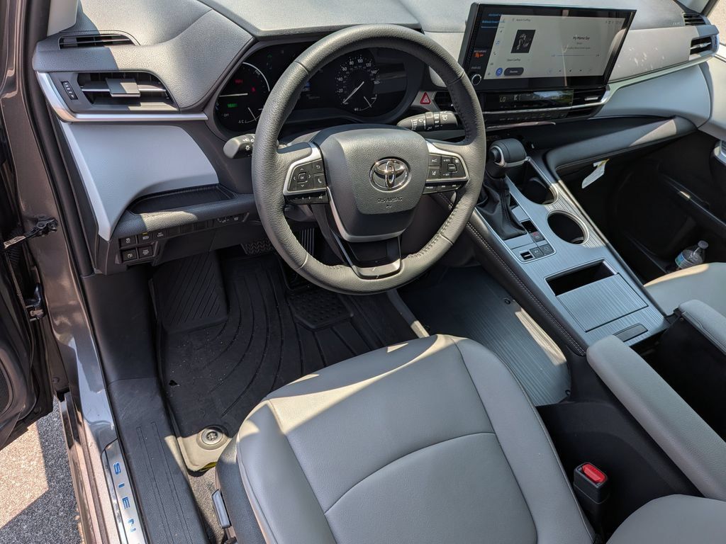 Used 2025 Toyota Sienna XLE w/ XLE Plus Package FWD image 13