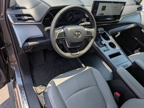 Used 2025 Toyota Sienna XLE w/ XLE Plus Package FWD image 13