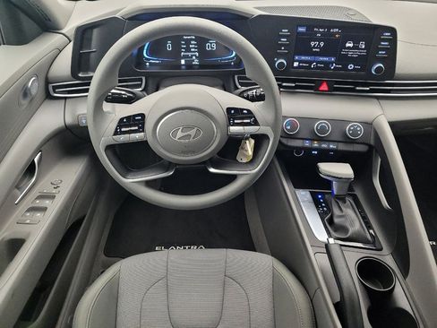 Used 2025 Hyundai Elantra SE image 22