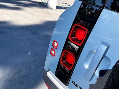 Used 2025 Land Rover Defender 110 S image 31