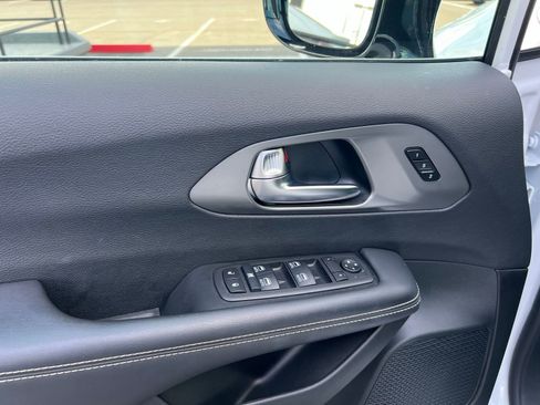 Used 2025 Chrysler Pacifica Select FWD image 24