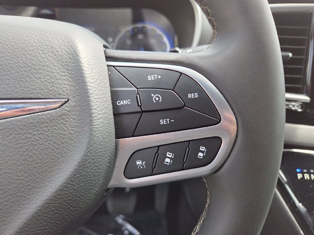 Used 2025 Chrysler Pacifica Select FWD image 36