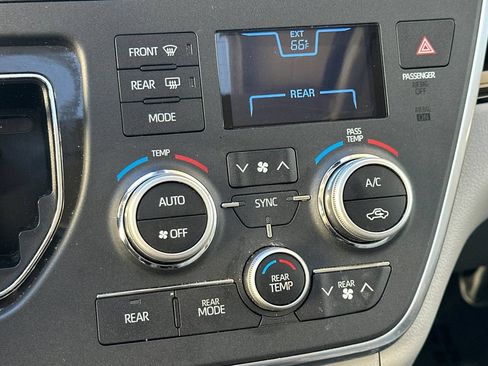 Used 2019 Toyota Sienna XLE w/ XLE Navigation Package FWD image 19