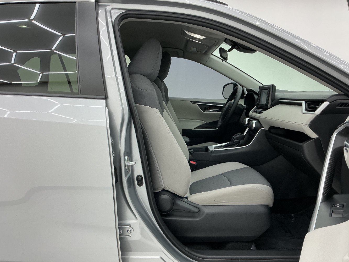 Used 2020 Toyota RAV4 XLE FWD image 15