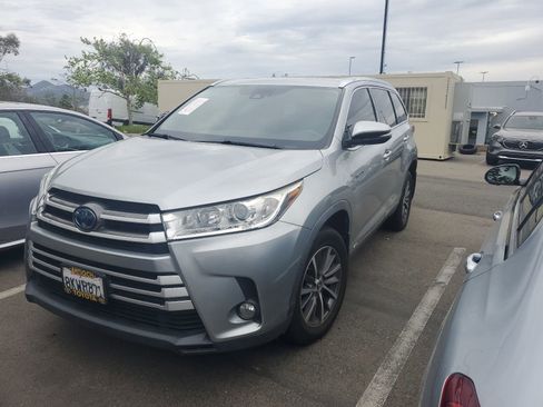 Used 2019 Toyota Highlander XLE w/ Carpet Mat Package (TMS) image 1