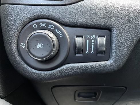 Used 2021 Jeep Cherokee Trailhawk AWD/4WD image 37