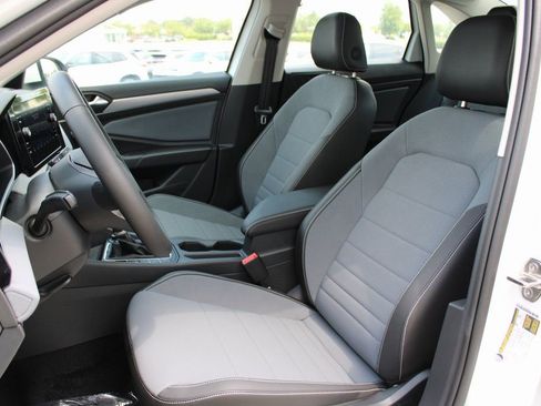 Used 2025 Volkswagen Jetta SE FWD image 7