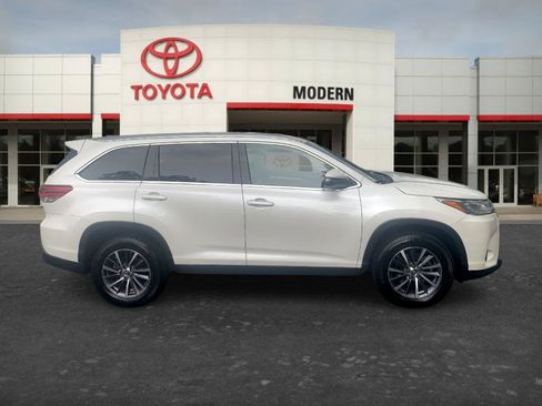 Used 2019 Toyota Highlander XLE FWD image 4