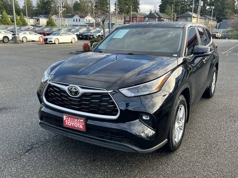 Certified 2023 Toyota Highlander LE image 3