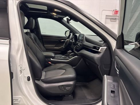Used 2022 Toyota Highlander XSE image 32