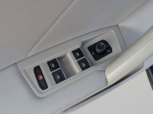 Used 2023 Volkswagen Tiguan SE w/ Panoramic Sunroof Package FWD image 16