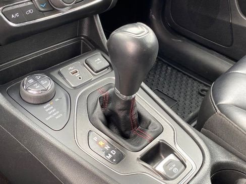 Used 2022 Jeep Cherokee Trailhawk w/ Comfort/Convenience Group image 12