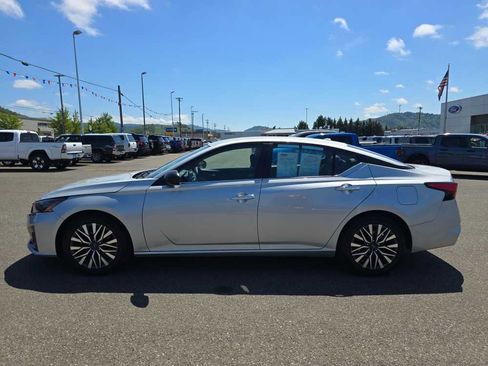 Used 2024 Nissan Altima 2.5 SV FWD image 2