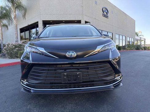 Used 2024 Toyota Sienna XLE FWD image 18