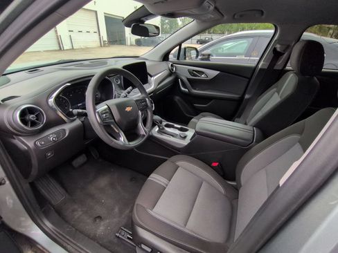 Used 2025 Chevrolet Blazer LT FWD image 3