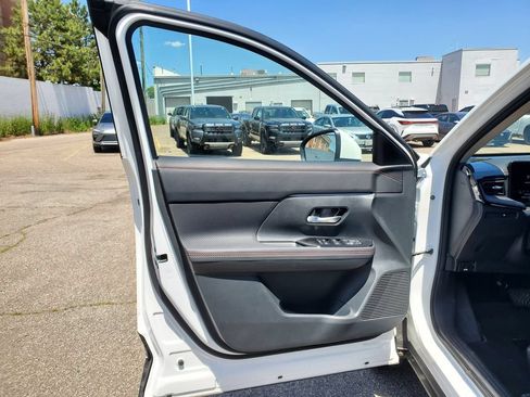 Used 2025 Nissan Kicks SR AWD/4WD image 16