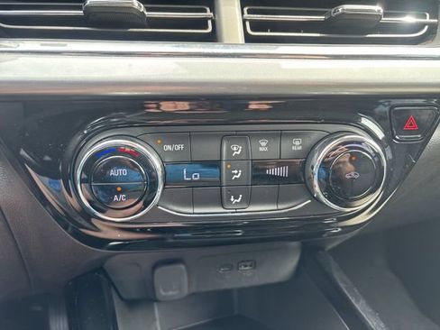 Used 2025 Chevrolet Trax LT FWD image 18