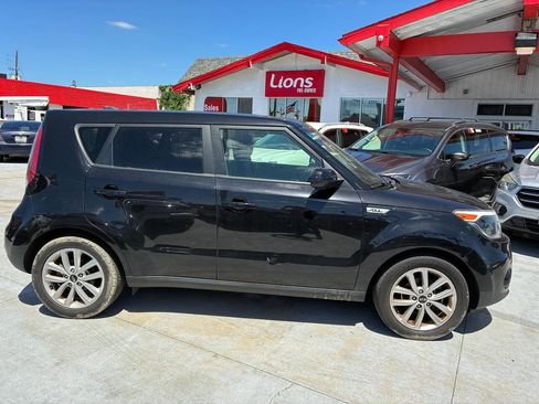 Used 2018 Kia Soul + image 2