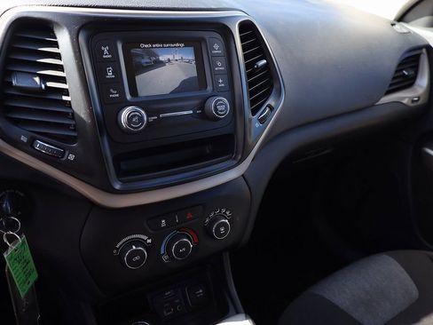 Used 2018 Jeep Cherokee Latitude AWD/4WD image 14
