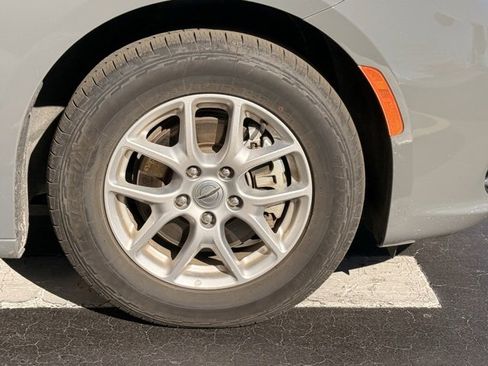 Used 2023 Chrysler Pacifica Touring-L image 11