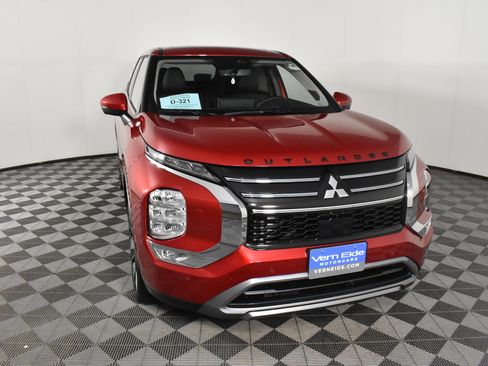 Used 2025 Mitsubishi Outlander SE image 3