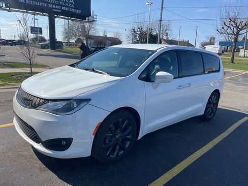 Used 2019 Chrysler Pacifica Touring Plus w/ S Appearance Package image 5