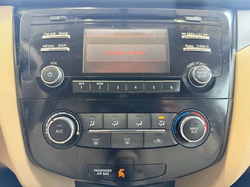 Used 2015 Nissan Rogue S FWD image 17
