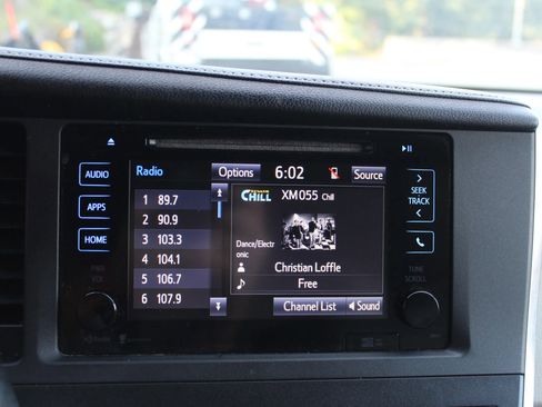 Used 2015 Toyota Sienna XLE Premium image 32