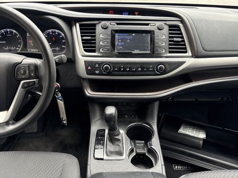 Used 2017 Toyota Highlander LE AWD/4WD image 29