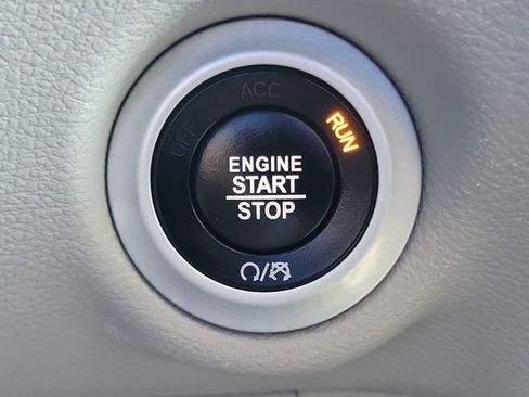 Used 2024 Chrysler Pacifica Touring-L image 12