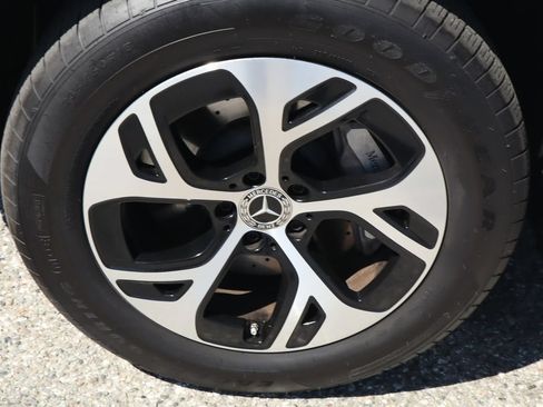 Used 2025 Mercedes-Benz GLC 350e 4MATIC image 15