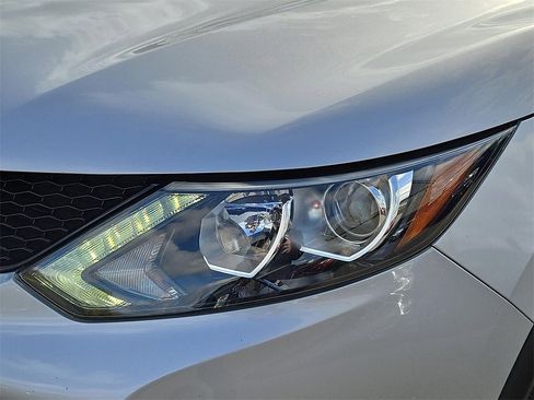 Used 2018 Nissan Rogue Sport SV w/ SV Technology Package image 9