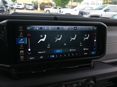 Used 2025 Jeep Wrangler Unlimited Sahara w/ Safety Group AWD/4WD image 26