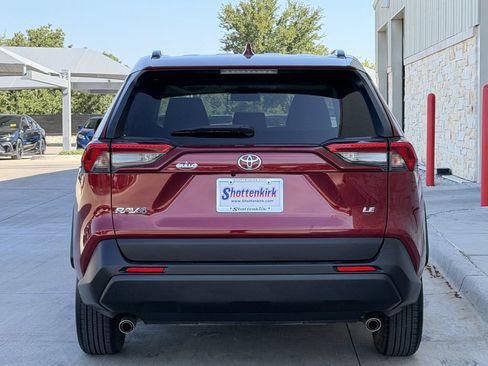 Used 2020 Toyota RAV4 LE FWD image 5