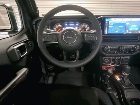 Used 2025 Jeep Wrangler Unlimited Rubicon AWD/4WD image 4