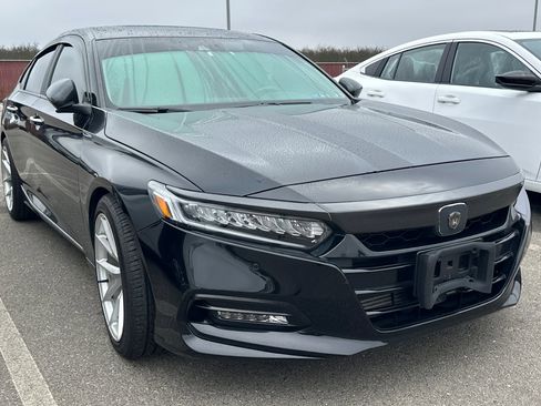 Used 2018 Honda Accord Touring image 2