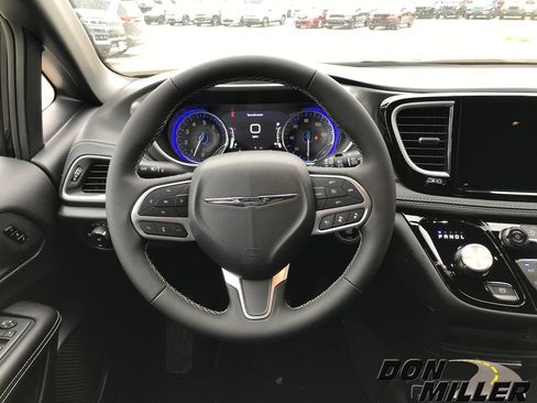 New 2026 Chrysler Pacifica Select image 15
